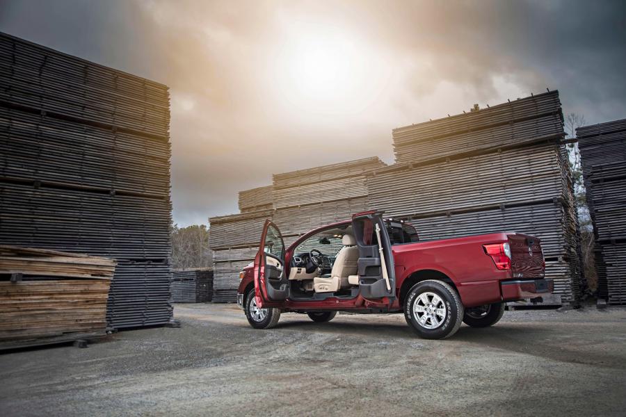  Nissan Titan SV King Cab 2017 года  (фото 11 из 18)